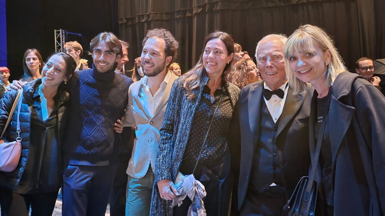 Giorgio Armani e i colleghi dell'Accademia Teatro alla Sala
